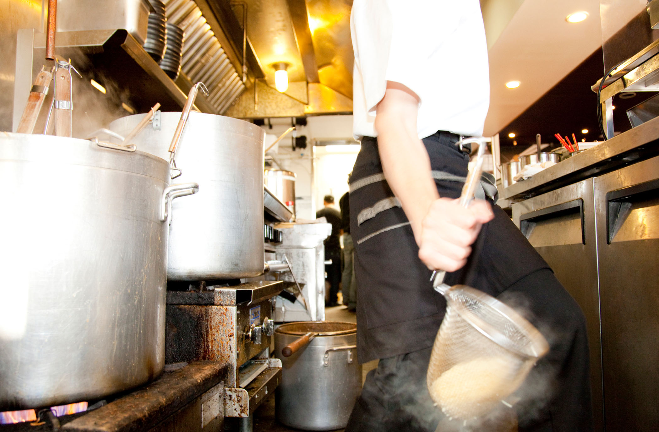 ラーメン屋の厨房にはどういった機器があるの？おすすめ厨房機器を紹介！ | テンポスフードメディア